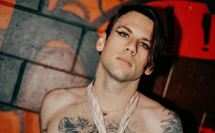 Cantor Caleb Shomo termina casamento de 14 anos e se assume gay