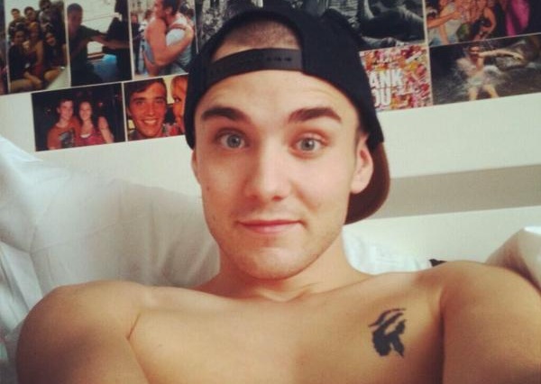 Calum McSwiggan, que faz sucesso no YouTube, admite ter feito pornô gay