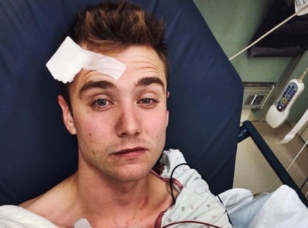YouTuber gay Calum McSwiggan divulga foto de agressão homofóbica