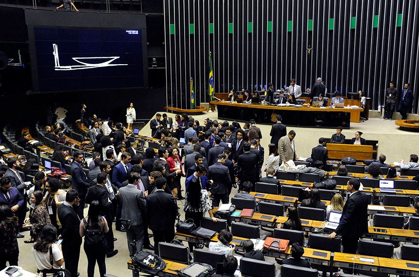 Pesquisa indica que maioria dos novos deputados apoiam a criminalização contra a homofobia