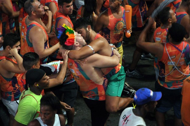 Bloco de Carnaval LGBT é marcado por homofobia e violência no SCS