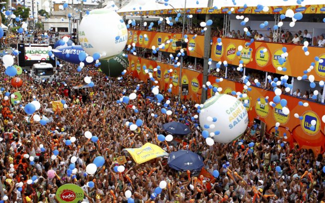 Gays se beijam no carnaval de Salvador e são presos na Bahia