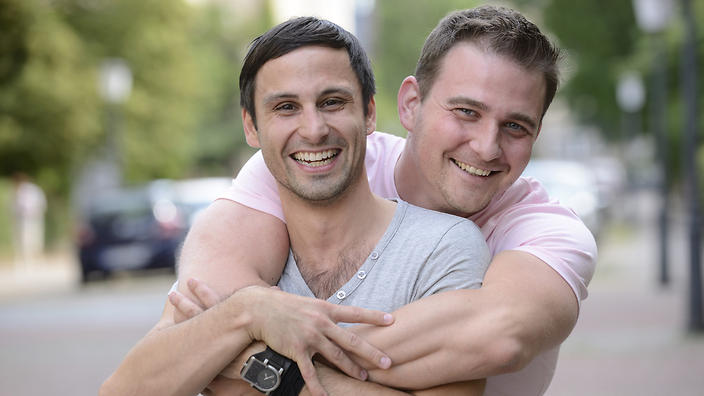 Casais gays ganham mais que héteros, mostra pesquisa