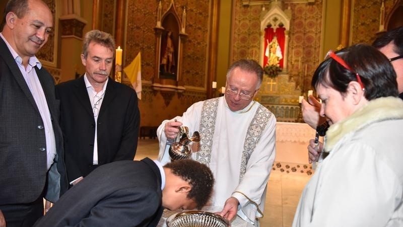 Casal gay - David Harrad e Toni Reis - batiza filhos na Igreja Católica, em Curitiba