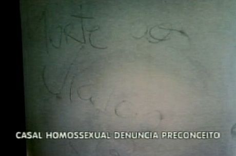 Casal gay é alvo de homofobia em condomínio de Belo Horizonte com pichações nas paredes