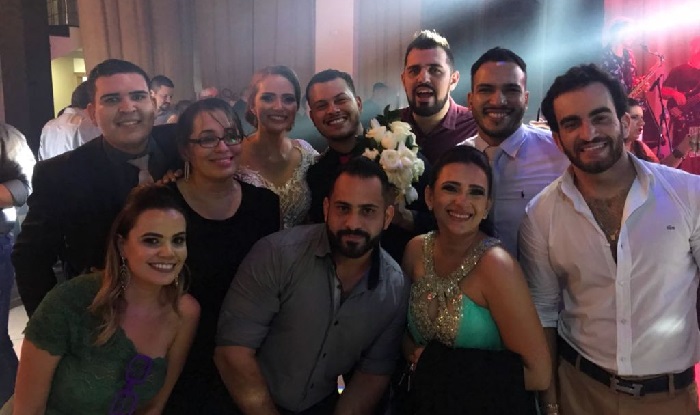 Em casamento em Cuiabá, amigo gay pega buquê e convidados reclamam