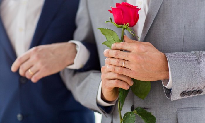 Cantor gay é alvo de ataques após vazarem fotos do casamento dele