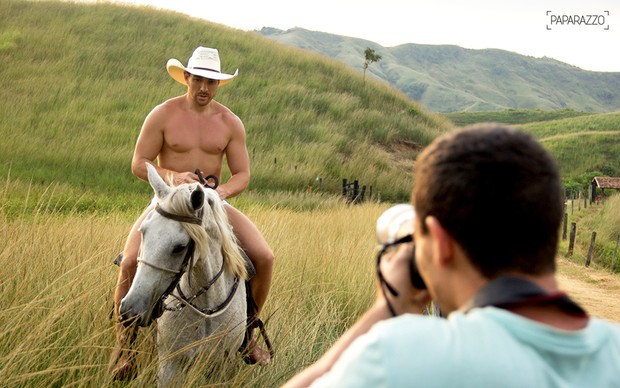 Cezar Lima, vencedor do BBB15, tirou a roupa em ensaio sensual para o Paparazzo