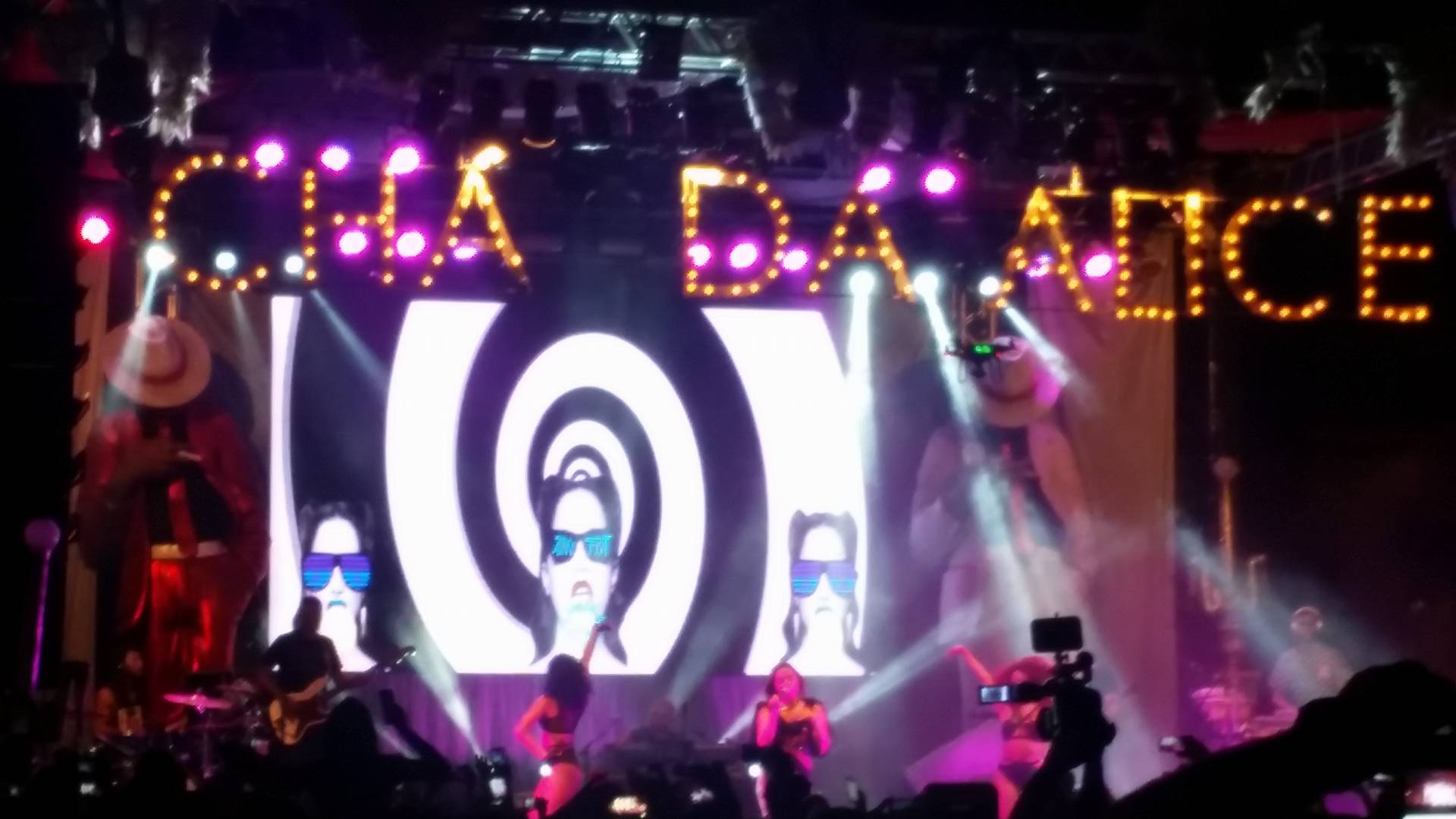Anitta agitou a Serraria Souza Pinto em edição da festa gay Chá da Alice em BH