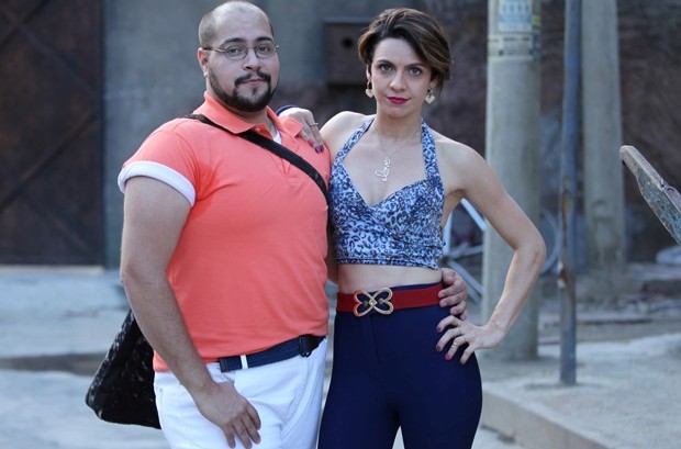 Tiago Abravanel e Renata Gaspar em 'Chapa Quente'. Ator vive cabeleireiro gay na série da Globo. Foto: Fabiano Battaglin/GShow