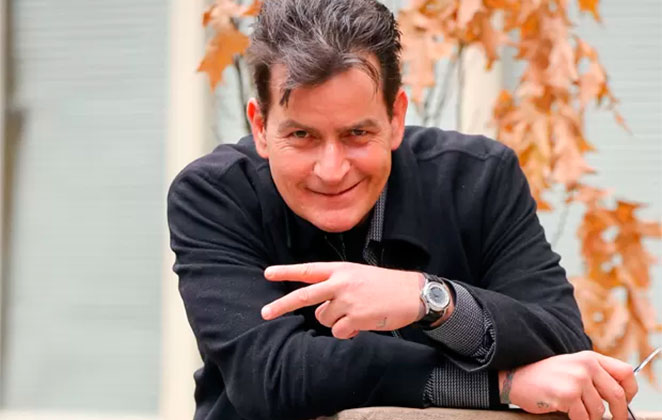 Charlie Sheen pode ter transmitido HIV pra amante gay, diz site