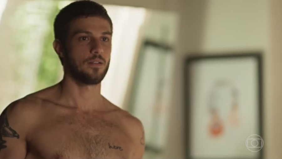 Chay Suede, o Ícaro de Segundo Sol, aparece com a bunda de fora em cena