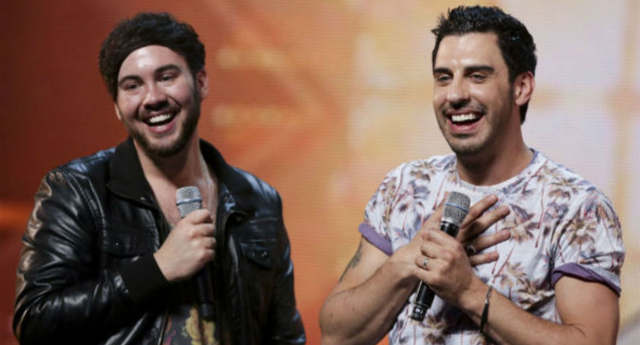 Casal gay Chris Kennedy e Gabriel Cabrera emociona em participação no reality britânico The X-Factor