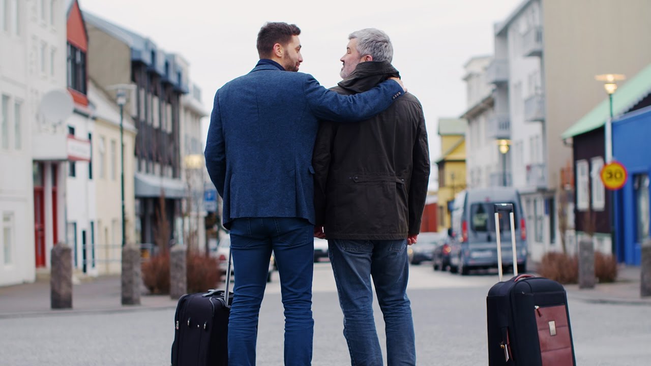 Companhia aérea Icelandair faz anúncio com casal gay