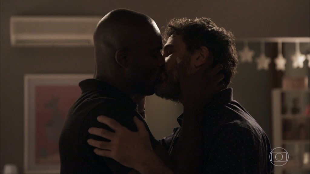 Beijo gay entre Cido e Samuel ganha aplausos na internet