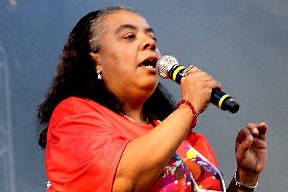 Claudia Regina Santos Garcia é primeira mulher e lésbica a assumir a presidência da APOGLBT