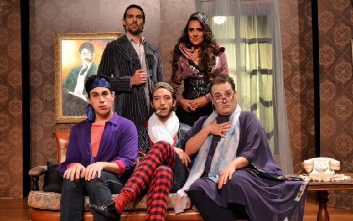 Coisas Estranhas Acontecem Nesta Casa - peça sobre 3 gays numa mansão reestreia no Teatro Augusta