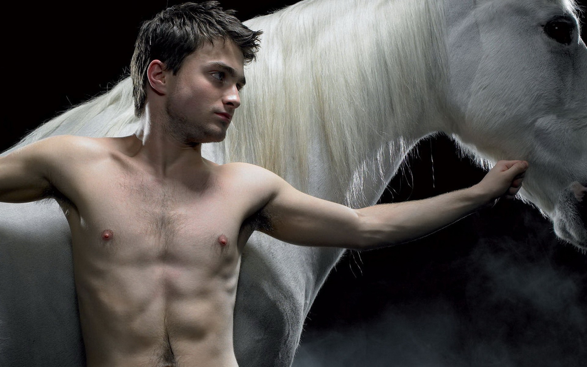 Daniel Radcliffe ganha prêmio de melhor bumbum do ano por site que elege as melhores bundas de famosos