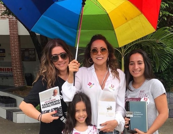 Daniela Mercury leva livro no dia da eleição