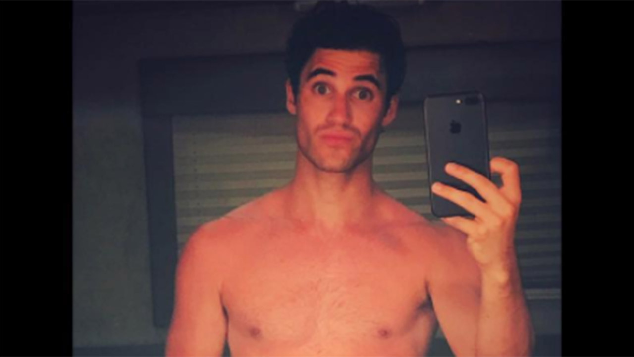 Darren Criss posta foto pelado