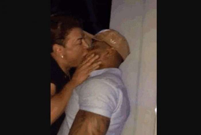 Cantor Xandy tem shows cancelados após vídeo com beijo em David Brazil