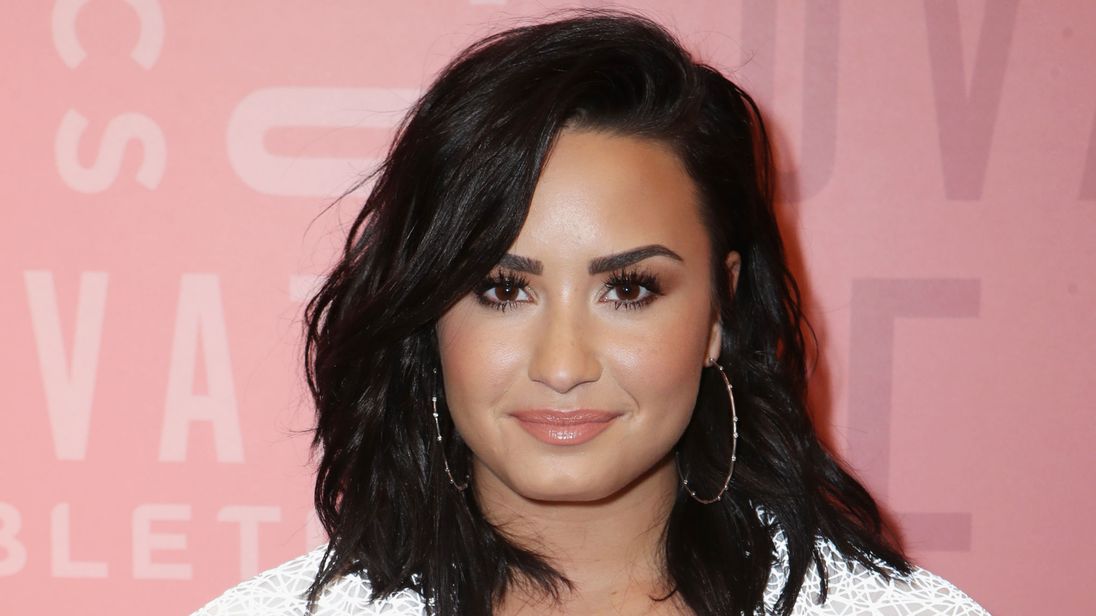 Demi Lovato é internada em Los Angeles