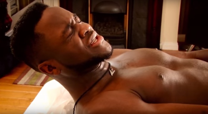Homens testam depilação íntima pela primeira vez. Veja vídeo!