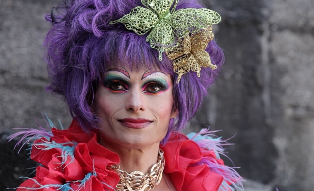 Drag queen Dindry Buck: presença em igrejas de Itaquera irrita fiéis católicos em São Paulo