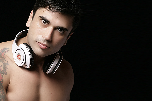 DJ Charles Medeiros toca na Sounds, festa gay na Lagoa da Conceição em Floripa