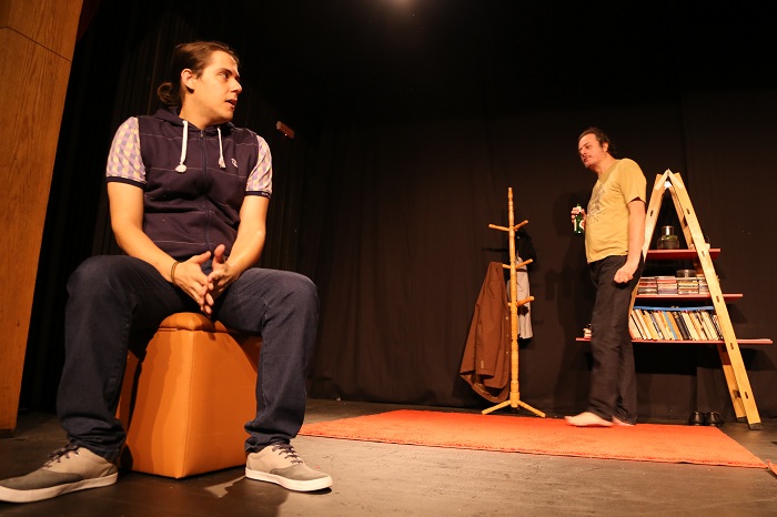 Dois na Pista, de Alexandre Toledo, mostra amor entre dois homens - peça está no Teatro da Assembleia