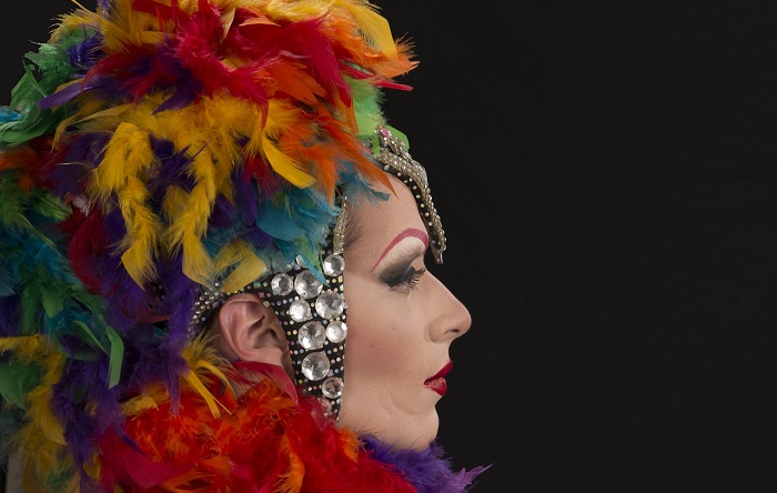 Hornet e Blue Space fazem concurso de drag queens para levá-la para Califórnia