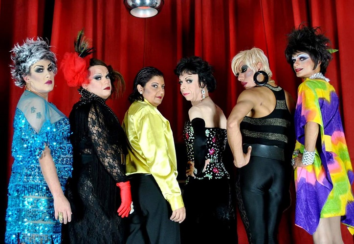 Drag queens encenam 'Moscas Mortas num Copo de Champagne', de Ricardo Leite, no Hotel Cambridge