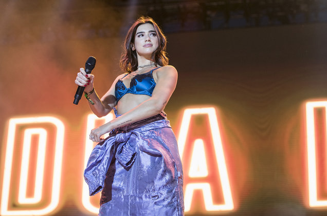 Fãs LGBT são expulsos de show de Dua Lipa na China por mostrar bandeira arco-íris