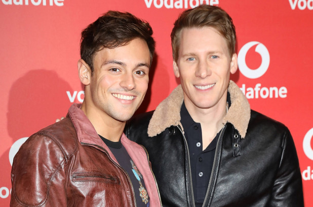 Dustin Lance Black e Tom Daley anunciam nascimento de filho, Robbie Ray