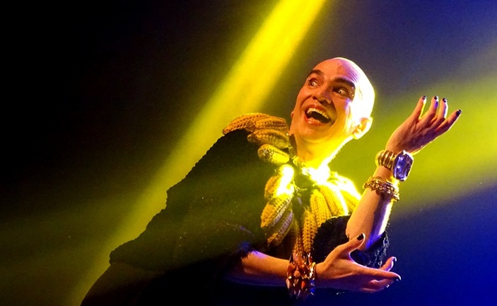 Edson Cordeiro canta Carmen Miranda em show hoje