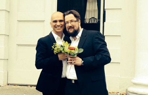 Edson Cordeiro e o marido Oliver Biber sofreram homofobia em Schoneberg em Berlim onde moram