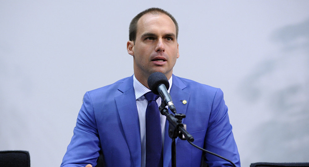 Deputado federal Eduardo Bolsonaro escreve sobre respeito a gays