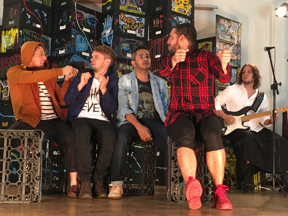Egotrip - peça sobre amigos, incluindo dois gays, que partem em viagem, estreia no Teatro Sesi Rio Vermelho, em Salvador