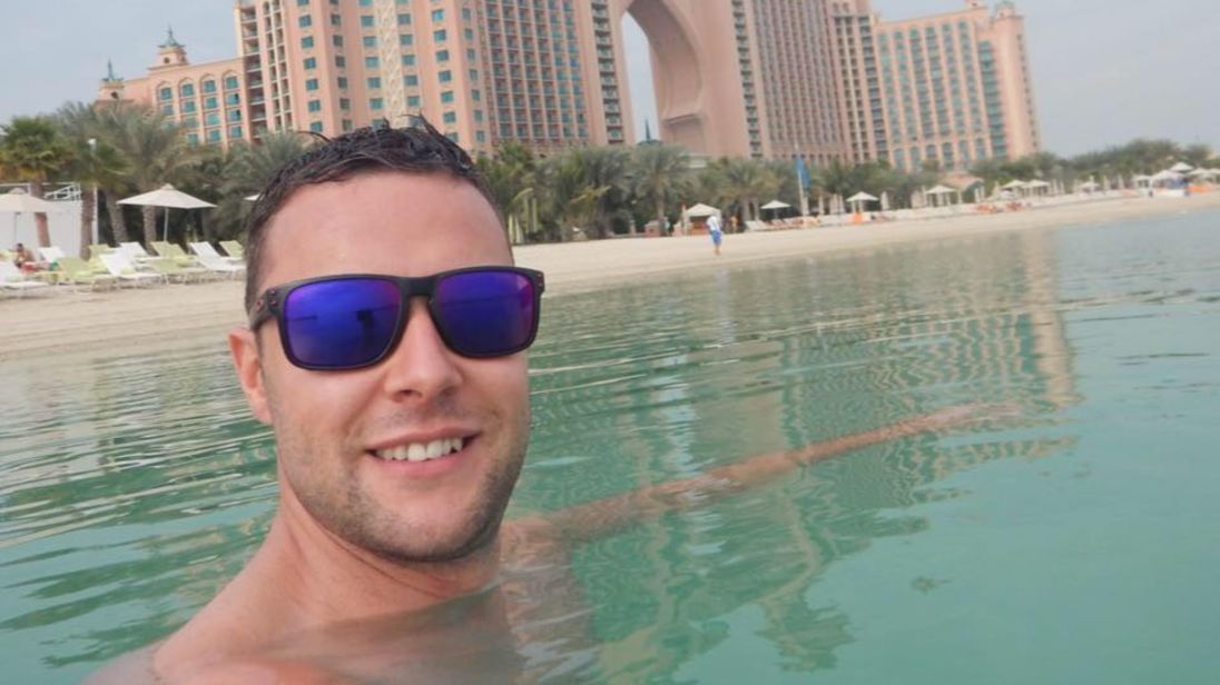 Jamie Harron: homem é preso por tocar quadril de outro homem em Dubai