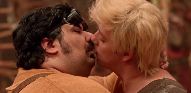 Filme de estreia do Porta dos Fundos, Contrato Vitalício tem beijo gay e personagem trans