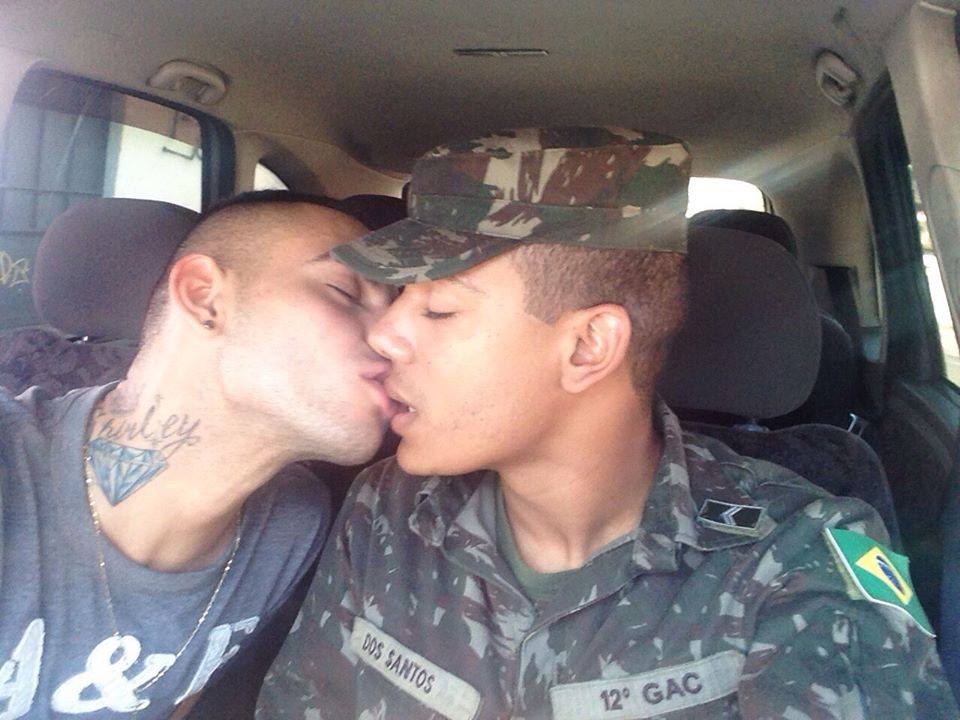 Beijo farda exército gay 