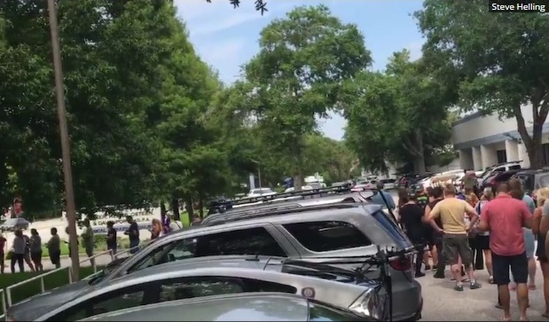 Mais de 600 fazem fila para doar sangue para vítimas de ataque a boate LGBT, gay, de Orlando, na Flórida