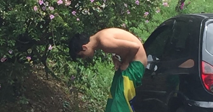 Gabriel Leão é flagrado pelado trocando de roupa no Ibirapuera