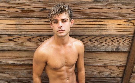 Ator Garrett Clayton assume-se gay