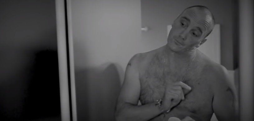 Jay Mohr está pelado no clipe novo do cantor gay Logan Lynn