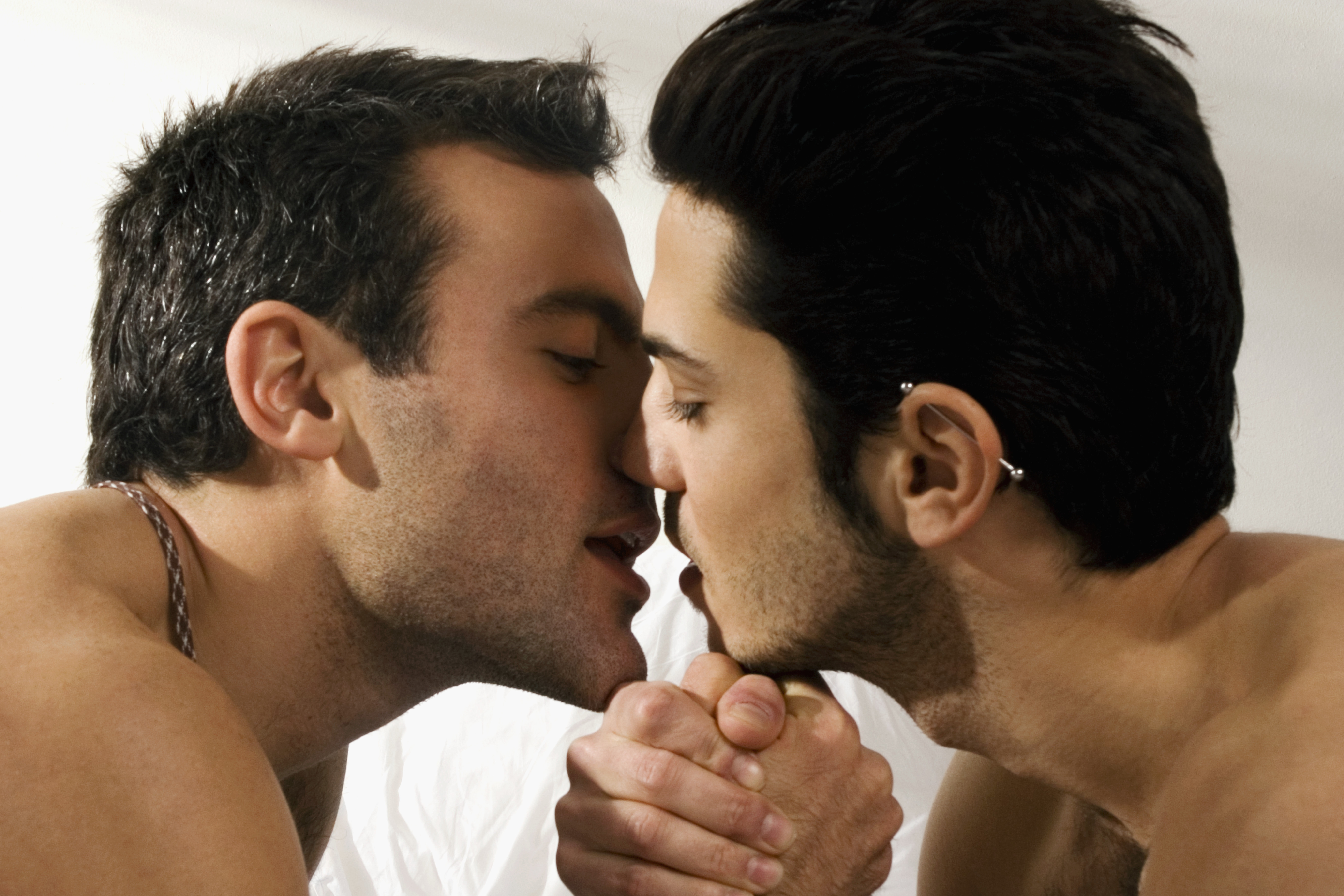 Объявления би мужчин. Любовь между мужчинами. Мужская любовь. Поцелуй парней. Гомосексуальные мужчины.