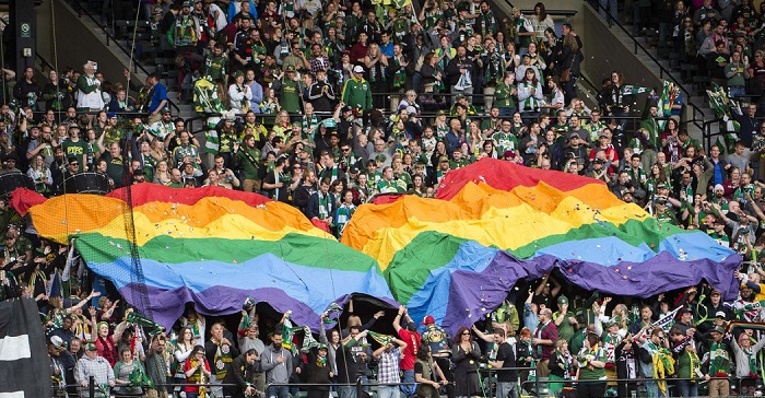 Gays poderão mostrar bandeiras LGBT do arco-íris na Copa da Rússia