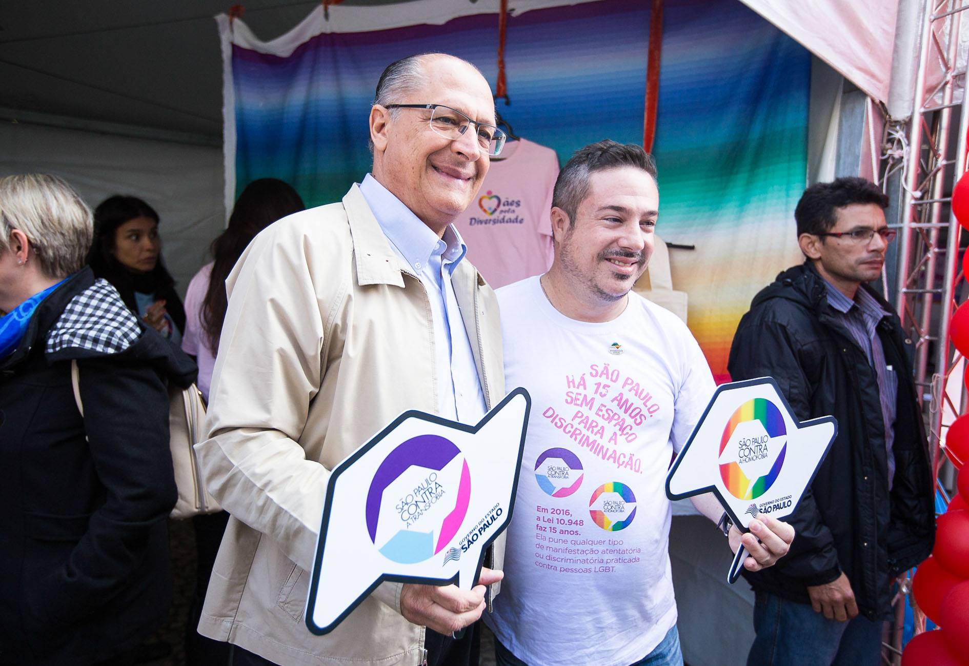 Geraldo Alckmin e o coordenador de Políticas para a Diversidade Sexual, Cássio Rodrigo, na 16ª Feira Cultural LGBT