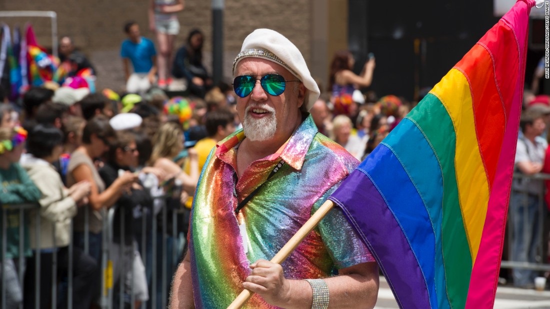 Gilbert Baker, criador da bandeira do orgulho gay, morre aos 65 anos