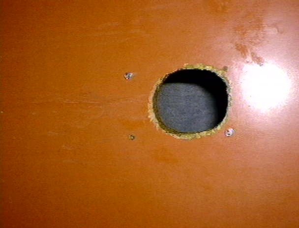 Ex-policial se passa por mulher e filma sexo oral com 60 homens por meio de um glory hole em sua casa